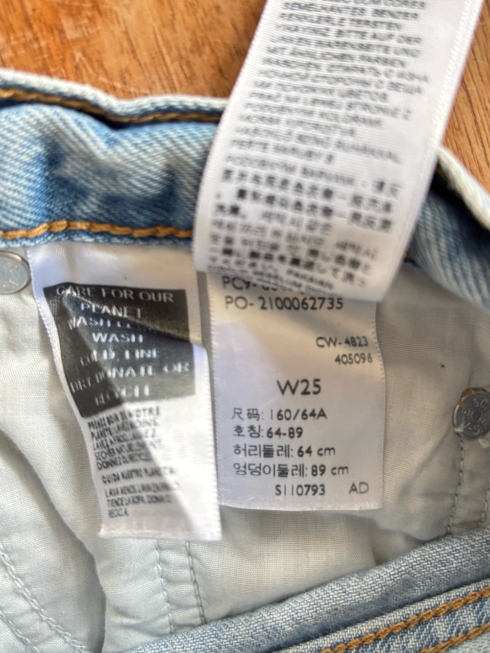 Levi's Denim Shorts Women’s 25 Light Wash Raw Hem - Picture 5 of 10